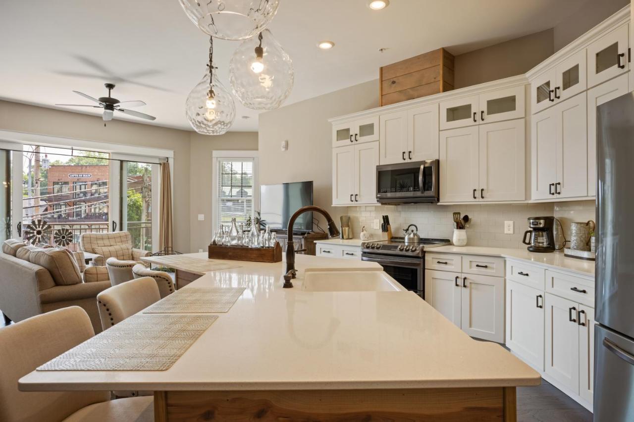 Beautiful Downtown Condo - Balcony - Amazing City Views - Loaded Kitchen - Stainless Steel Appliances - Board Games & More Blue Ridge Exterior photo