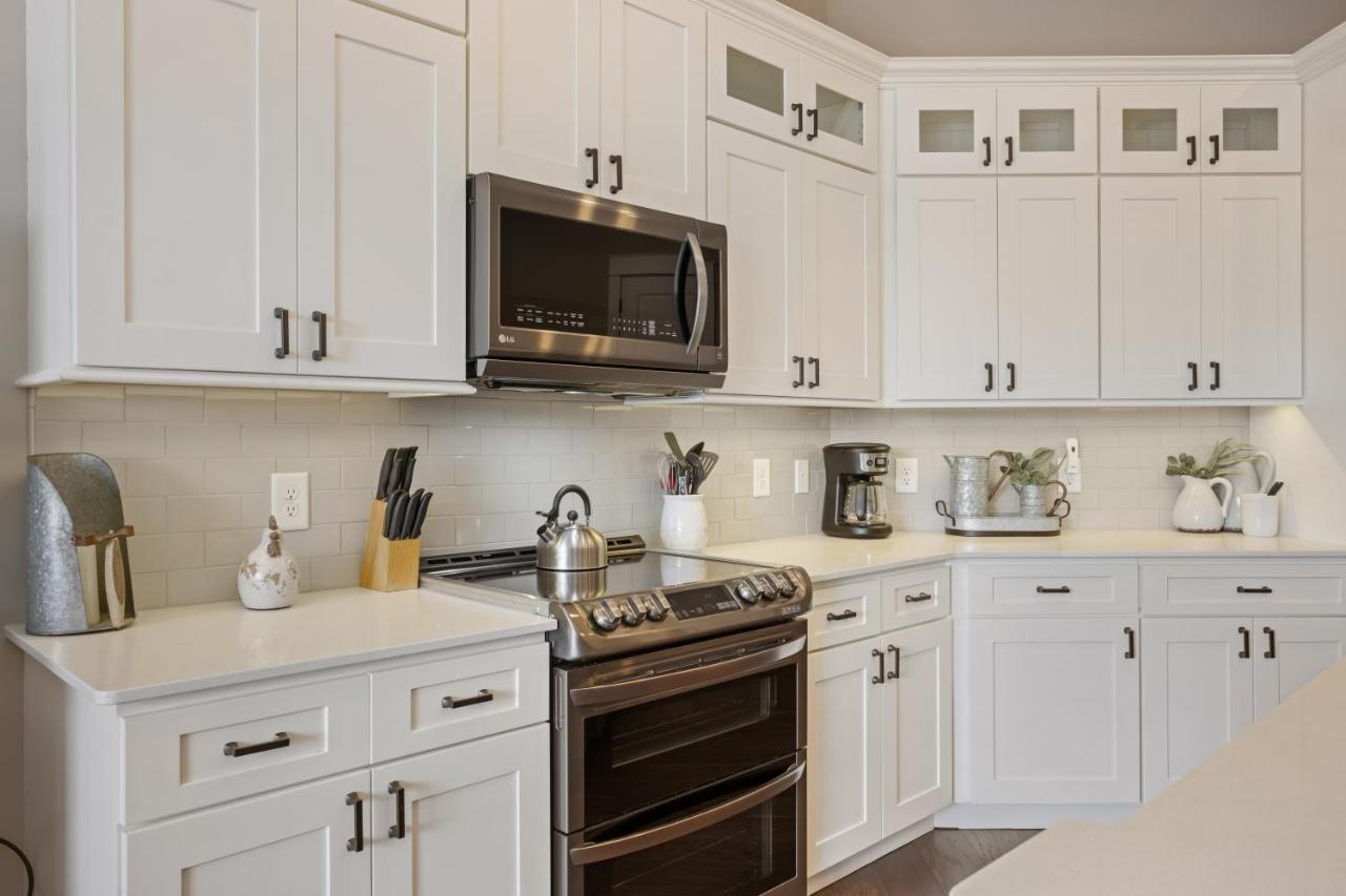 Beautiful Downtown Condo - Balcony - Amazing City Views - Loaded Kitchen - Stainless Steel Appliances - Board Games & More Blue Ridge Exterior photo