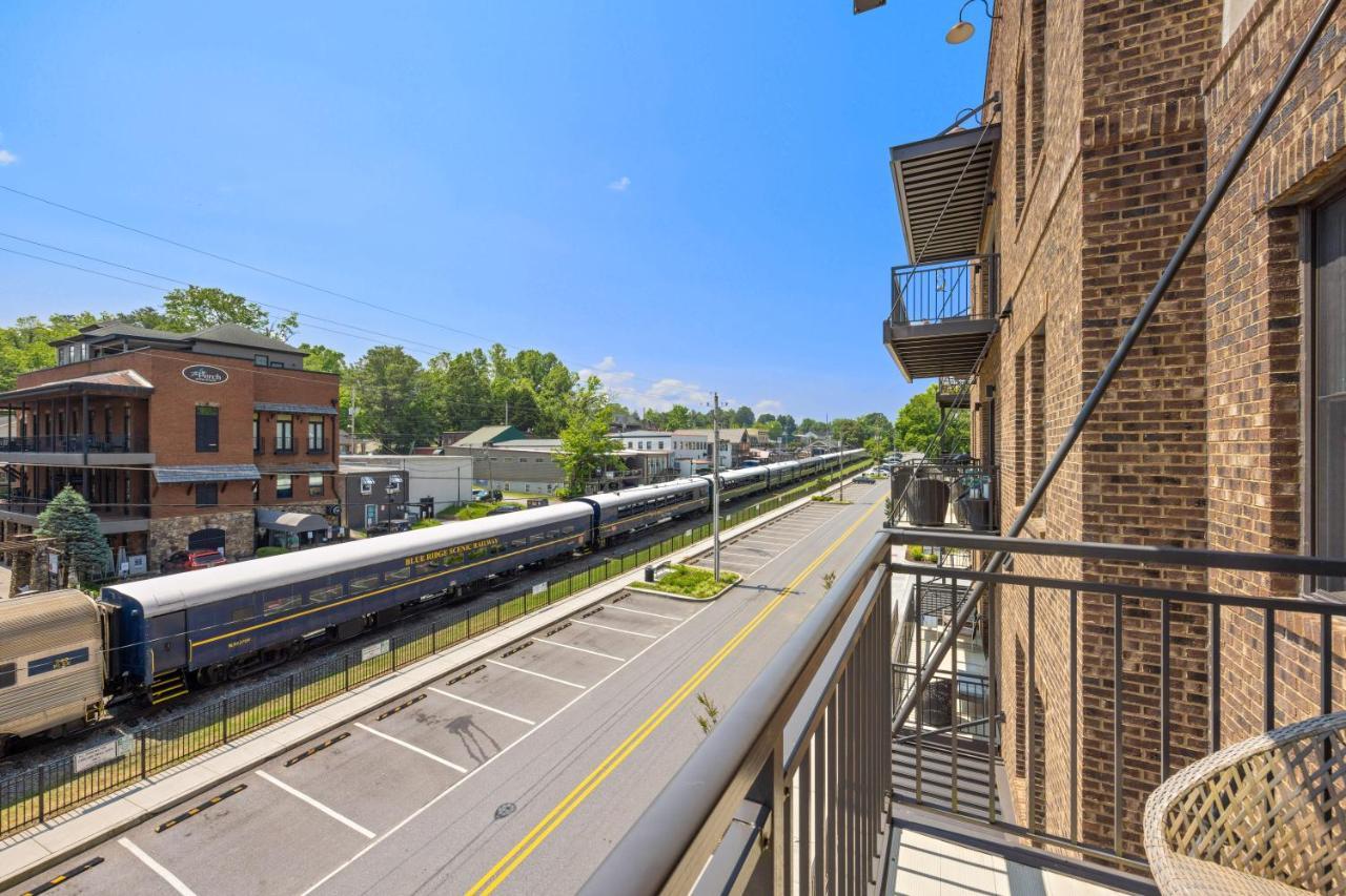 Beautiful Downtown Condo - Balcony - Amazing City Views - Loaded Kitchen - Stainless Steel Appliances - Board Games & More Blue Ridge Exterior photo